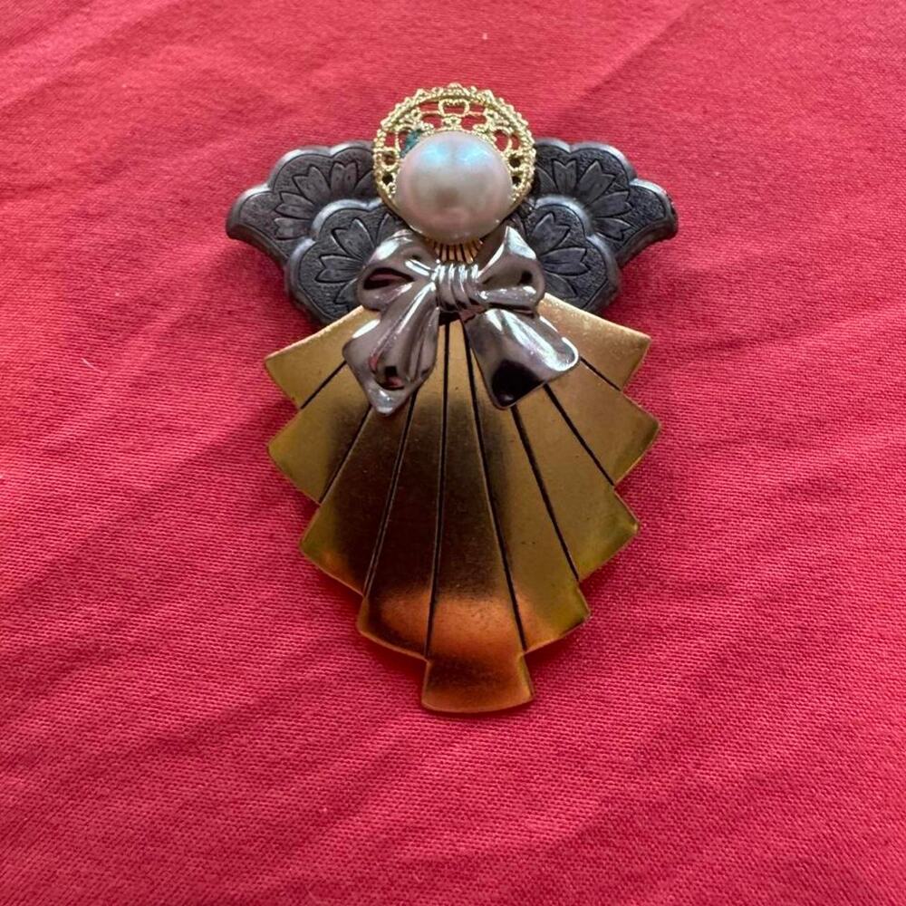 Vintage two-tone mixed metal angel brooch. Gold/Silver toned